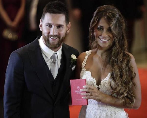 梅西致敬生命中最爱的两位女人,梅西球王真实感人故事