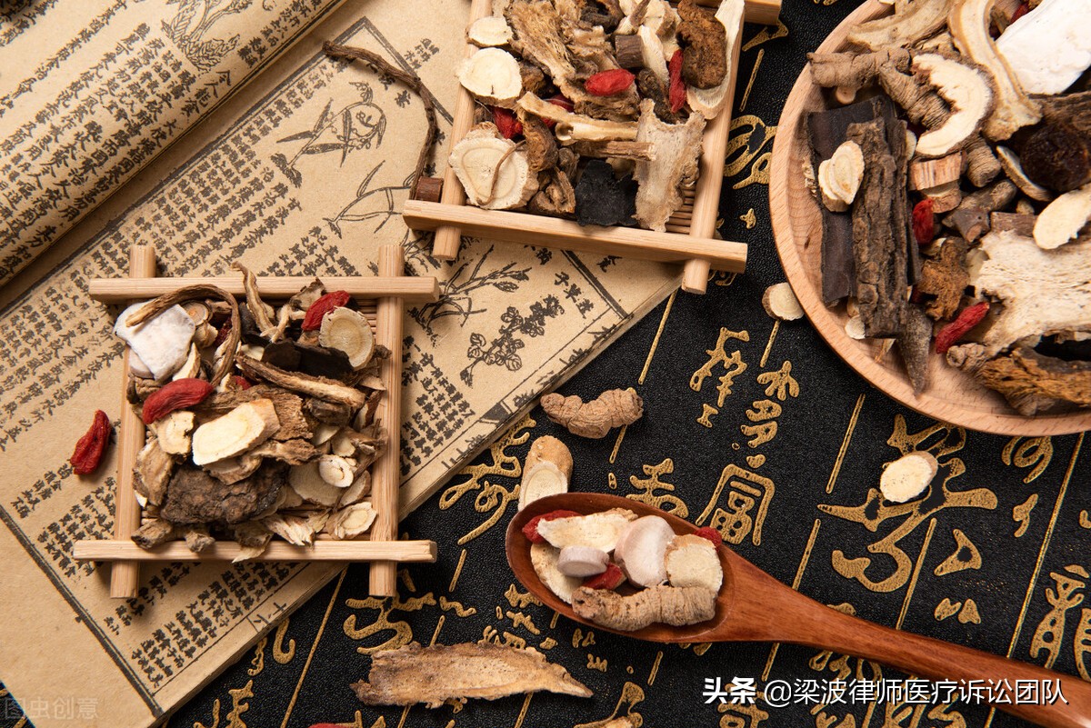 非法行医：未取得医师资格证书，采取中草药偏方外敷方法治疗骨折