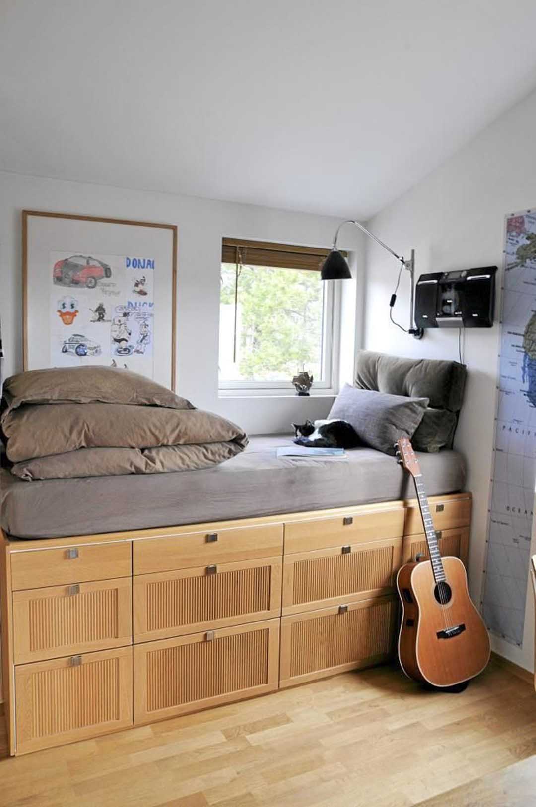 卧室门到天花板还打柜子不,小卧室装修墙面上打隔板放东西