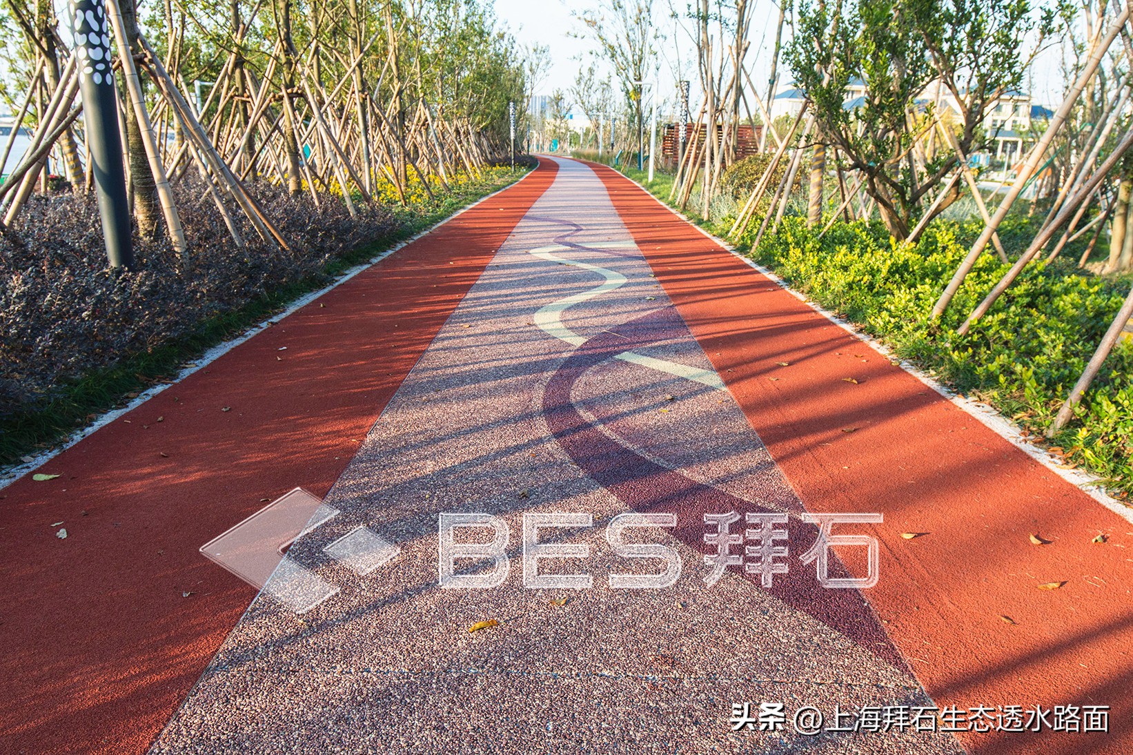 透水地坪材料及做法视频,彩色露骨料透水混凝土路面