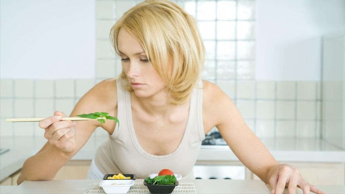 女人的子宫往下掉怎么治疗,女人老了子宫脱落的症状