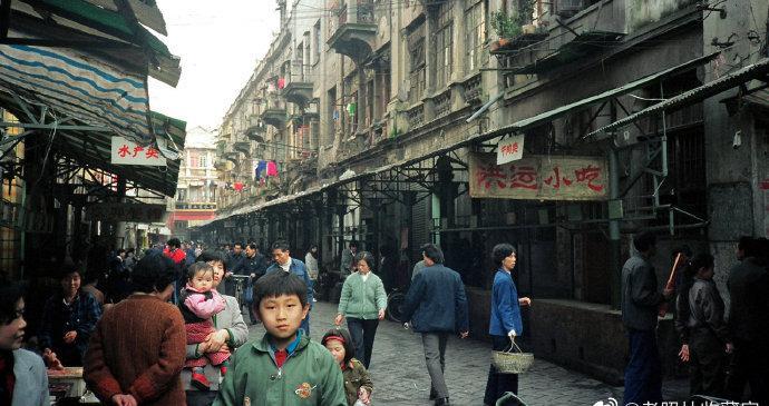 真实晚清老照片：穿着肚兜的*女妓**在揽客，底层妇女穷到衣不蔽体2