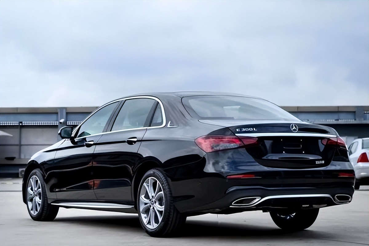 成都奔驰租车多少钱一天,成都租赁奔驰价格多少