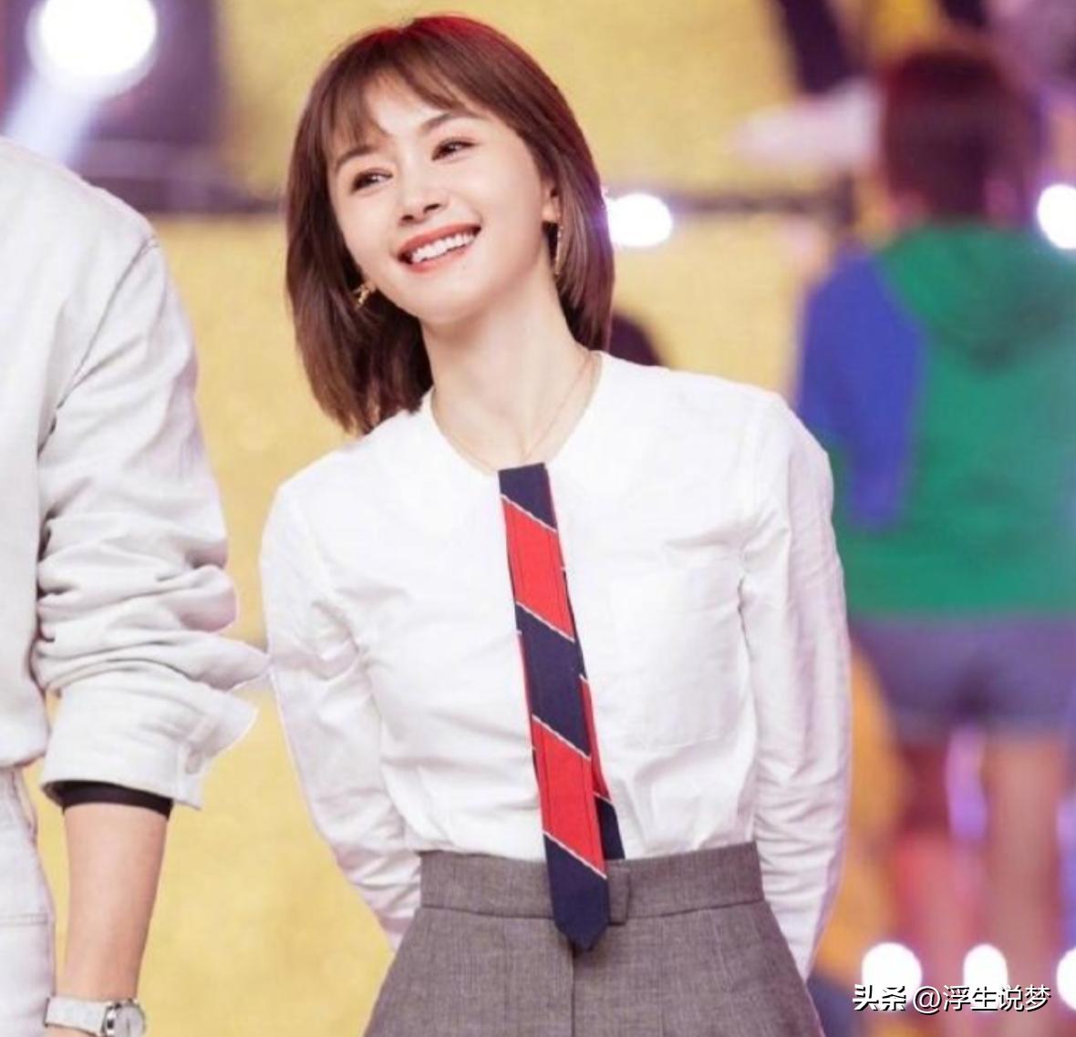 助理伺候明星跪下打伞,助理跪下伺候明星洗脚穿鞋