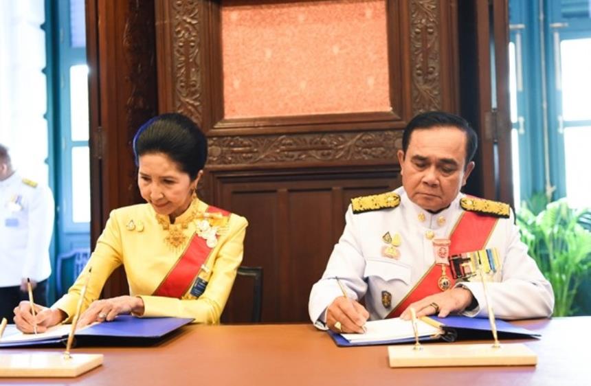 泰国第一夫人美出圈，盛装出席APEC晚宴，行屈膝时宛如童话公主