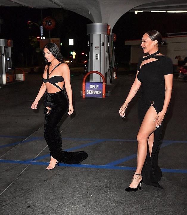 金卡戴珊穿婚纱亮相侃爷演唱会,金卡戴珊穿500万礼服视频