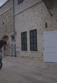 搞笑一刻:美女这波操作我还没见过,难道这样上车有什么说法?