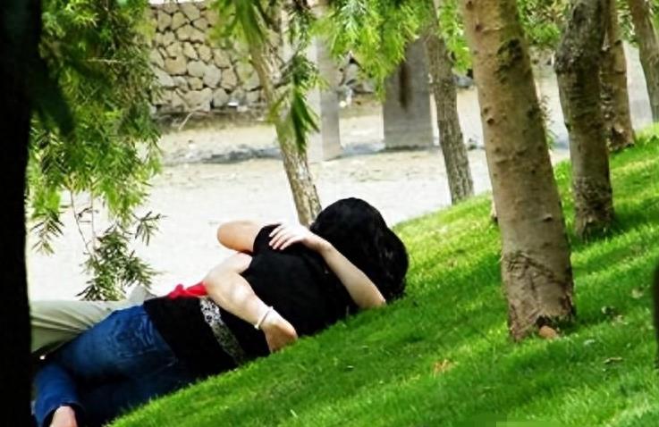 男子和妻子嬉戏打闹,男子和妻子打闹不料摔倒