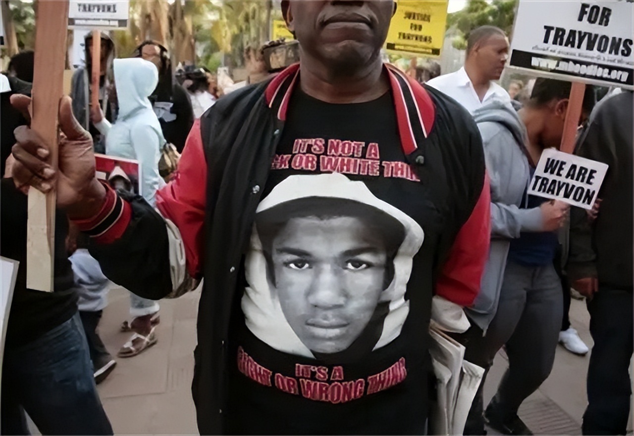 黑奴船上的悲惨生活：男性被关进船舱，女性在甲板上不断发出惨叫