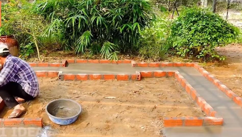 小哥把竹子编织成长方形鸡笼,小哥建造鸡舍