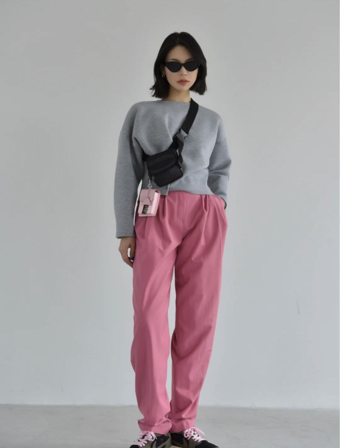 灰色和深灰哪个更适合年轻人穿,暖灰色系搭配灰白满满的高级感