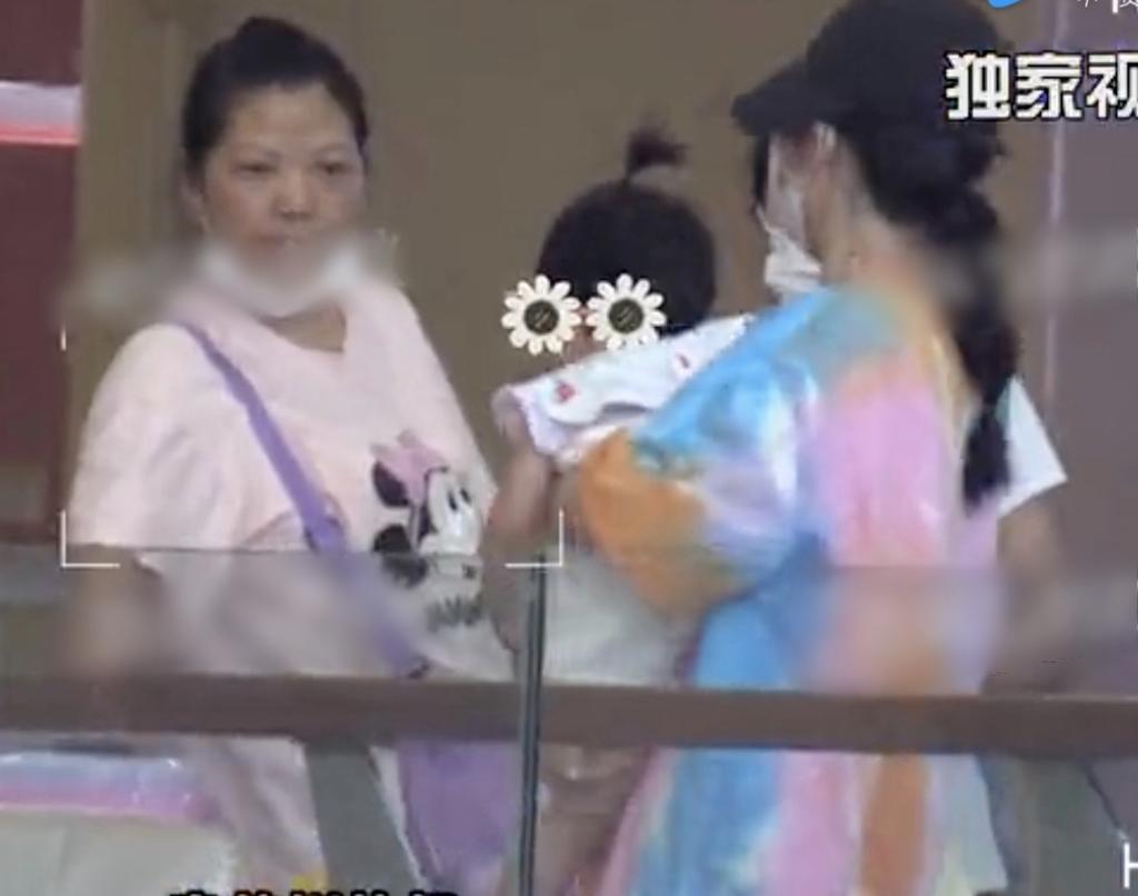 张杰谢娜近期全家福,张杰谢娜带着双胞胎女儿逛商场