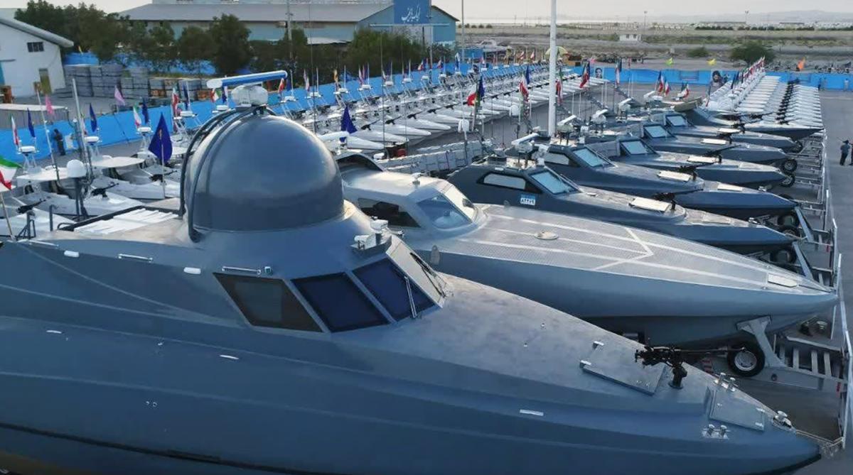 伊朗举行阅兵式展示多种武器装备,伊朗军演出动直升机航母