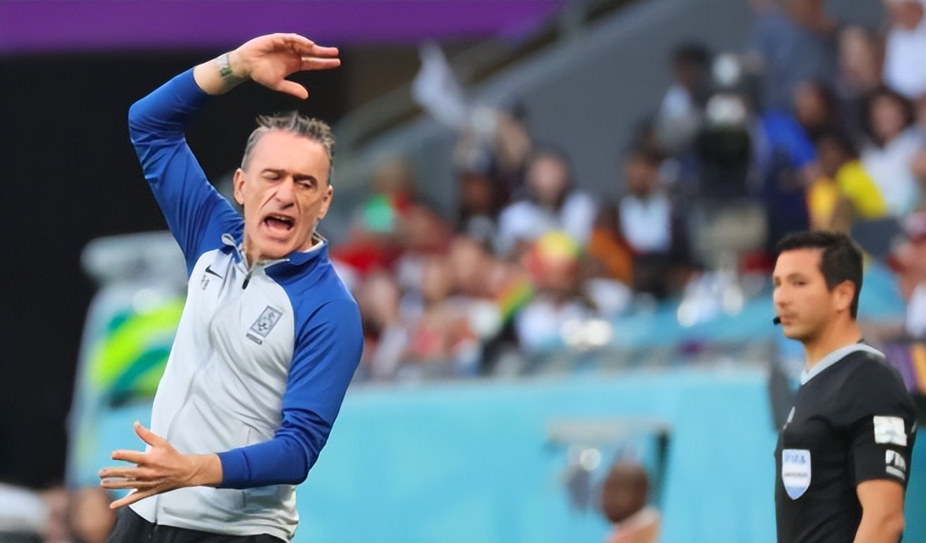 韩国主帅为何被红牌罚下,韩国热议韩国主帅被红牌罚下