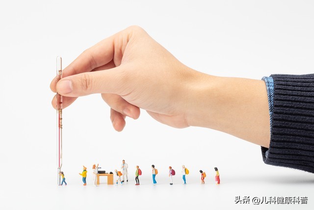 孩子脸上开始长白斑怎么回事,孩子身上出现白斑家长不要着急