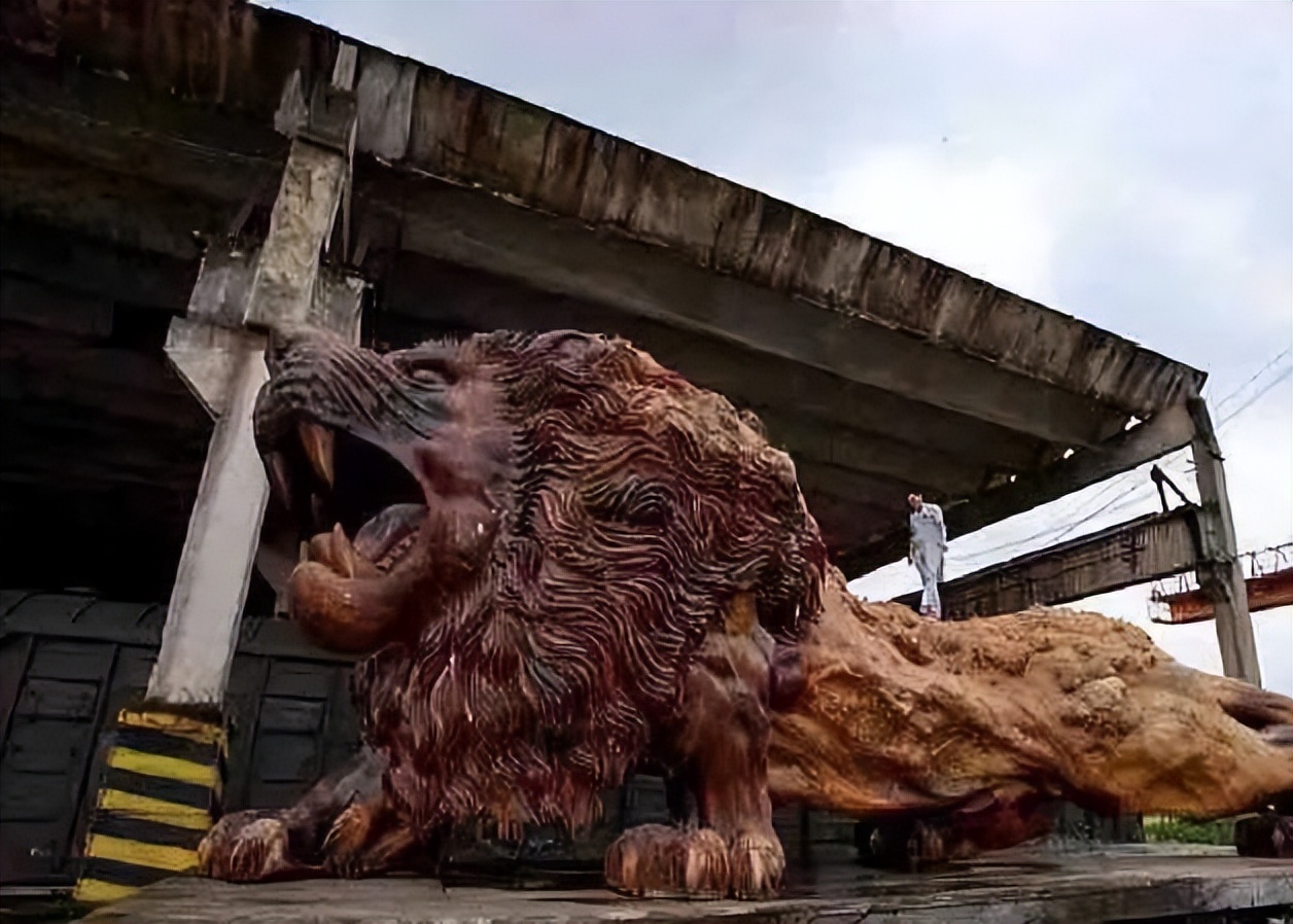 15米长东方雄狮根雕300万元拒卖,广西男子雕刻30吨楠木雄狮