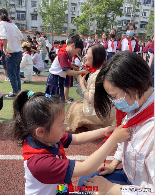 徐州市湖滨中心小学新队员入队暨一星章颁章仪式