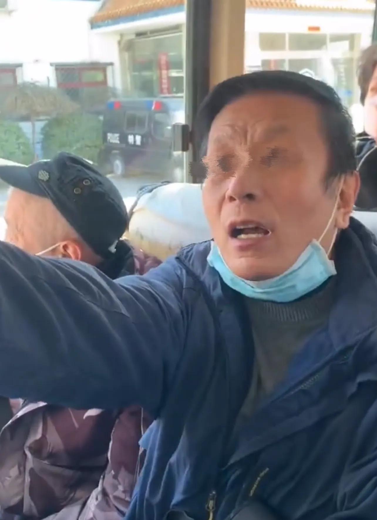 我们是110开头的！北京两男子抢走老人和孩子公交座，大秀优越感