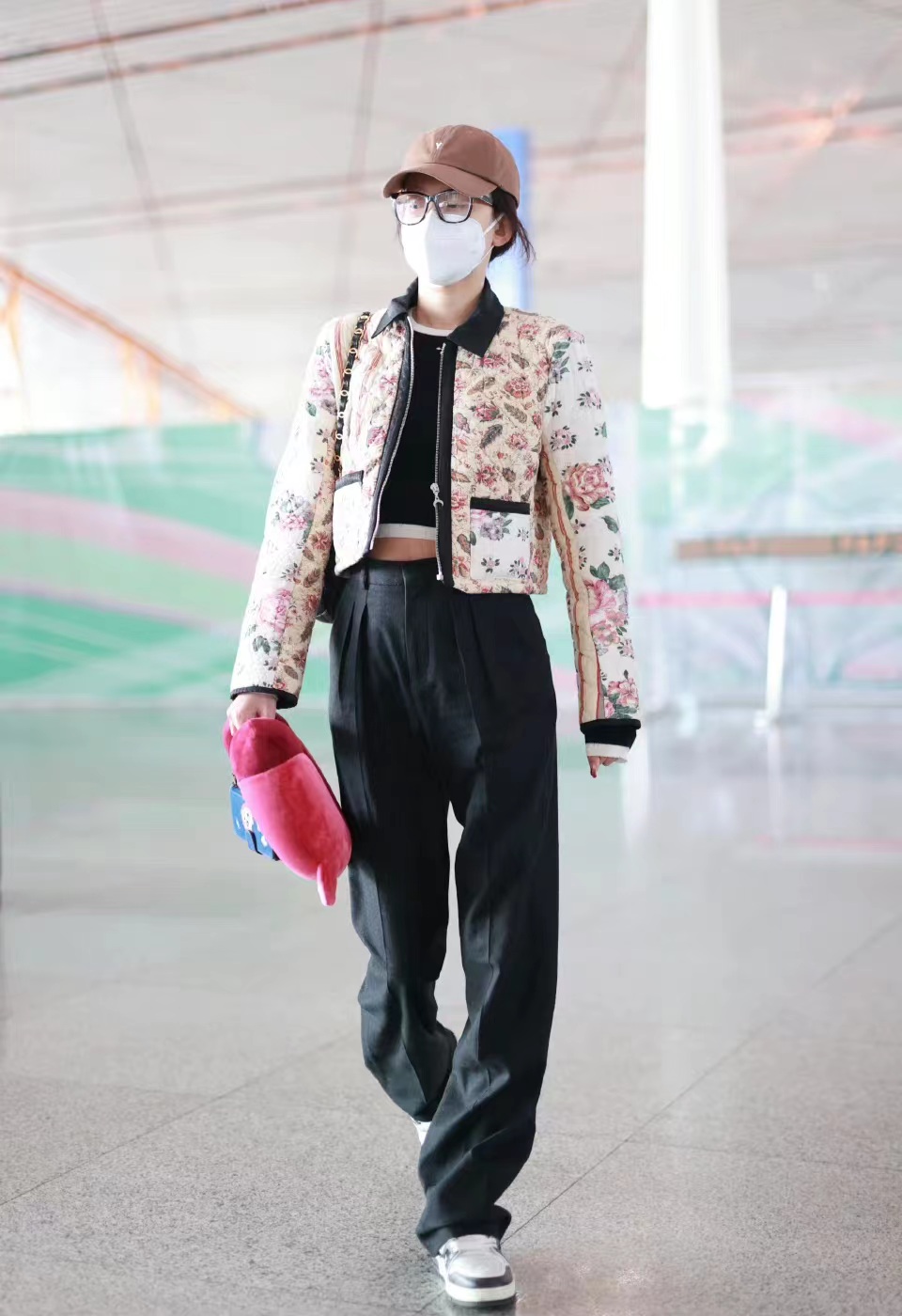 孙怡同款外套穿搭,孙怡穿格子款衣服搭配黑色阔腿裤