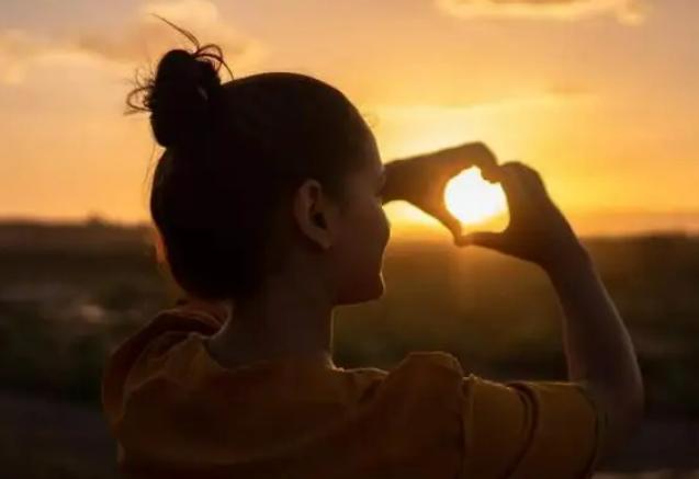 人总是在最困难的时候才认清自己,人在最难的时候怎么度过