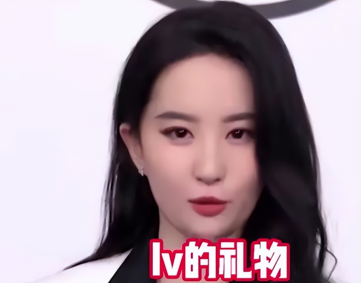 刘亦菲逛街被偶遇三里屯,网友偶遇刘亦菲买行李箱