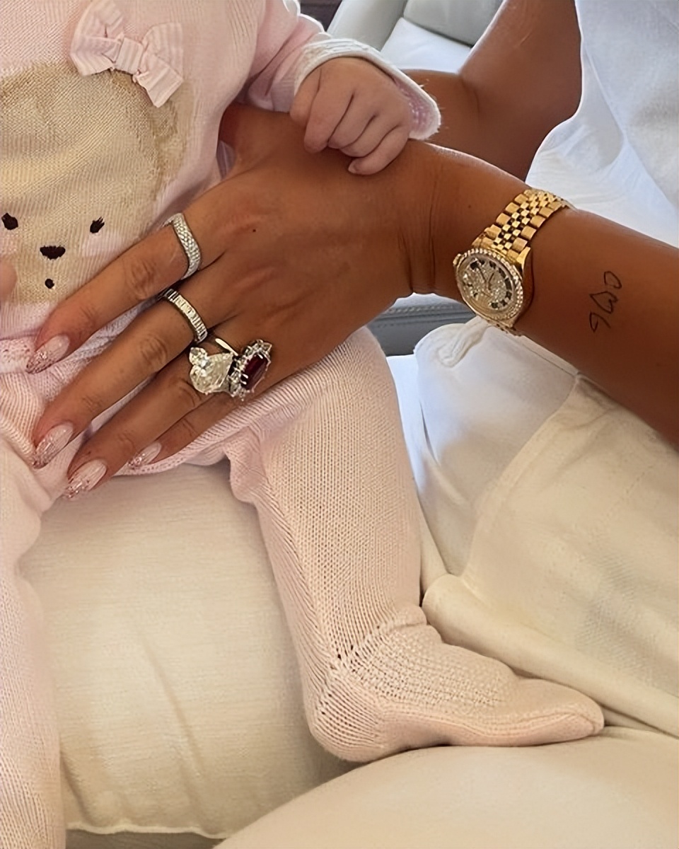 C罗告别五大联赛，喜获2亿欧元薪资，网友称足够乔治娜买限量版包