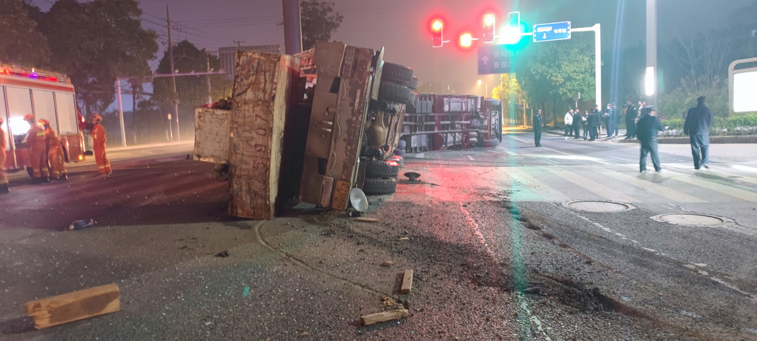 两辆车猛烈相撞四脚朝天侧翻,两车相撞一车侧翻全集