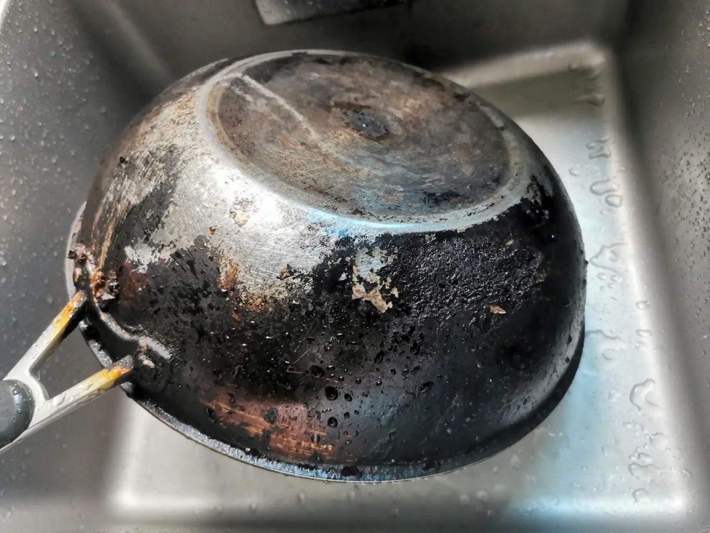 不锈钢锅烧糊了锅底怎么去黑如新,不粘锅锅底烧了发黄如何处理
