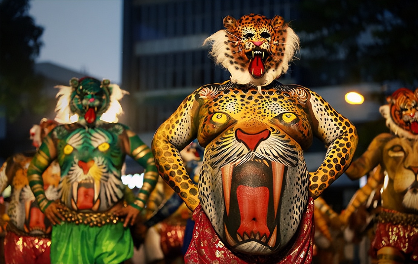 别笑！印度“老虎”*行游**：狂热艺术家们在昏厥中走向艺术巅峰