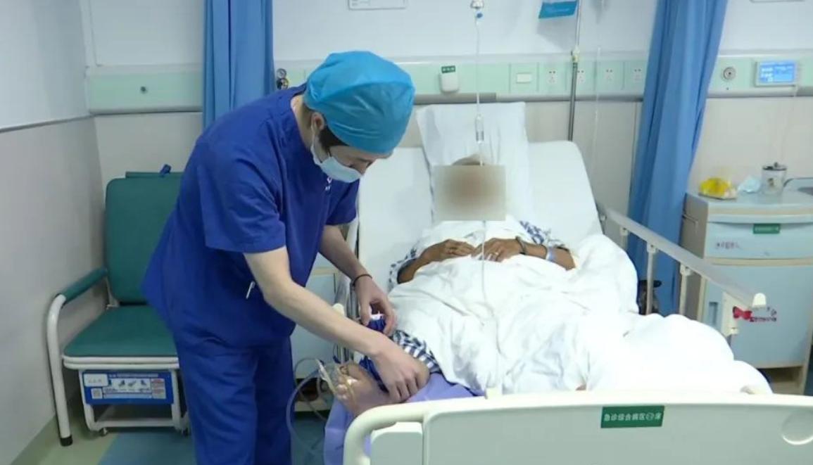 遭不住的高温天气,蛇被热中暑