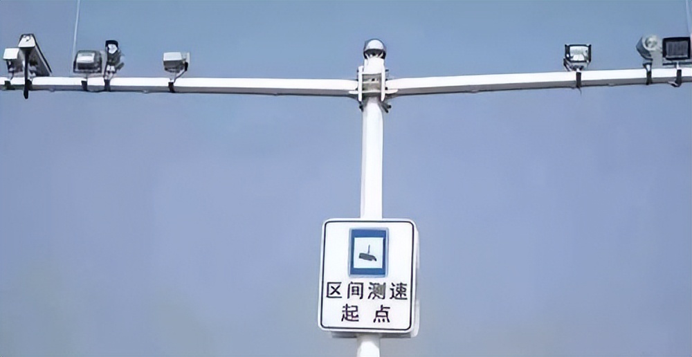 哪种情况电子眼会一排连续闪烁,抓拍电子眼闪两下是什么意思