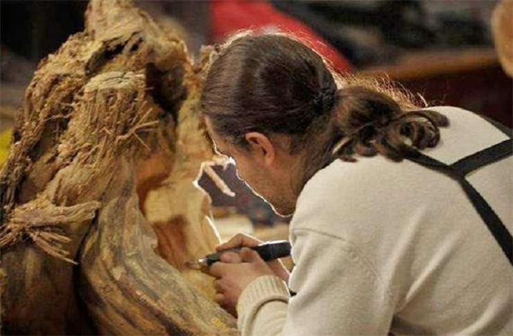 15米长东方雄狮根雕300万元拒卖,广西男子雕刻30吨楠木雄狮