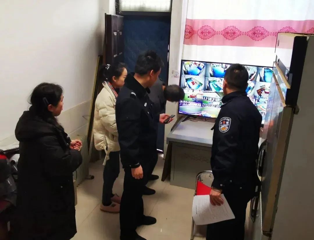 开学季边境民警为校园撑起平安伞,护航开学季撑起平安伞