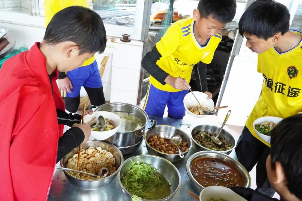 大山里的球场,大山里面的球场