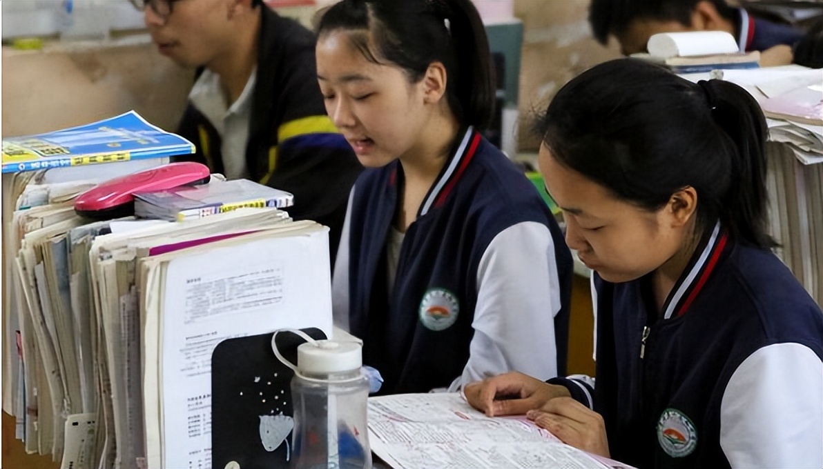 深圳大学对新生太宠爱，通知书变成了箱子，学校回复尽显“格局”