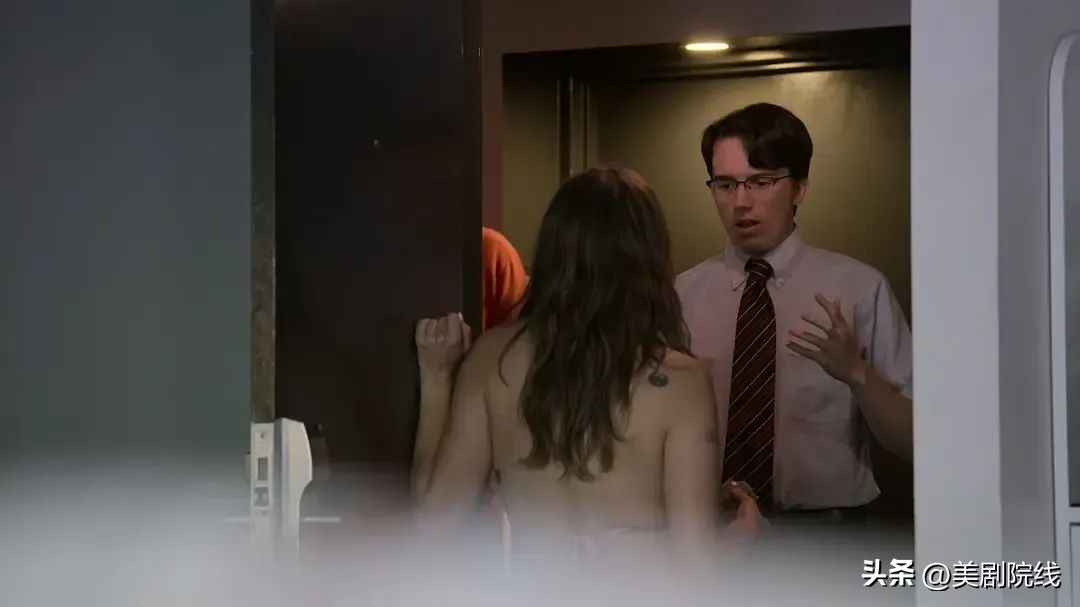 刚播出一集就拿下9.4分,一集拿下艾美奖