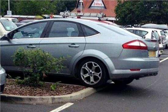 “压马路”虽好，却实在伤车，马路牙子的痛谁懂？