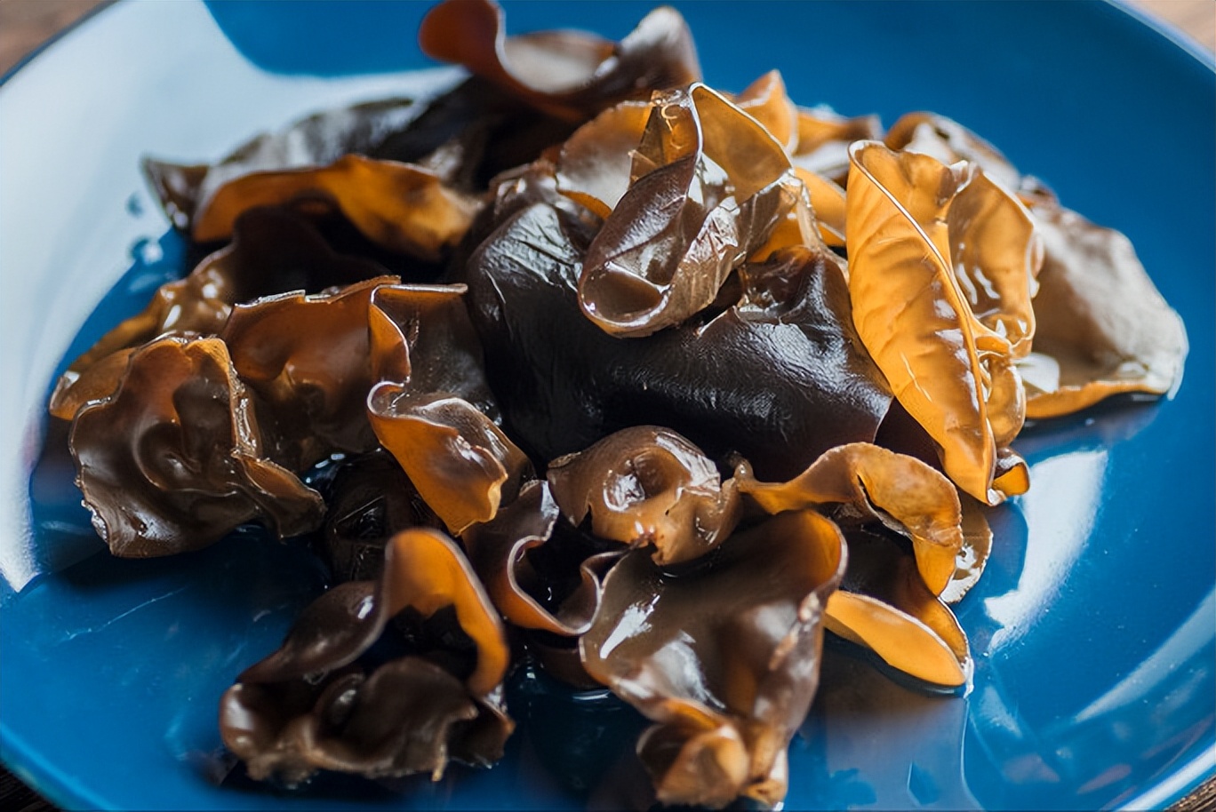 木耳用清水泡六个小时能吃吗,干木耳要泡多久泡白了可以吃吗