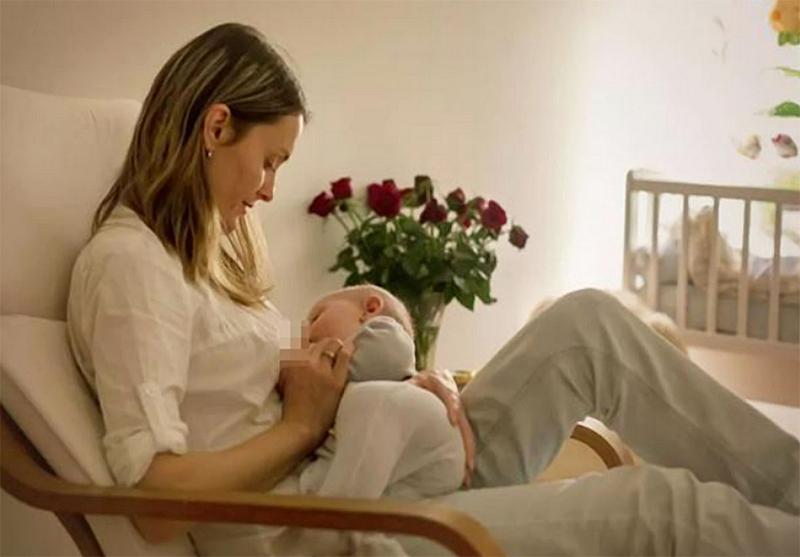 婴儿窒息母亲全程直播,婴儿趴睡导致婴儿死亡