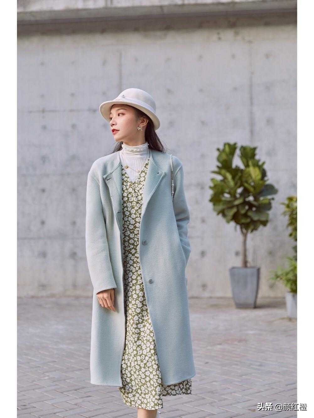 碎花裙开叉款大衣怎么搭配,大衣碎花裙搭配优雅大方有韵味