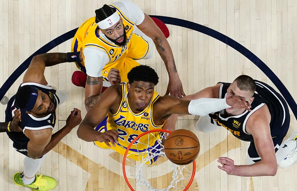 约基奇带队四连胜马龙,约基奇绝杀马龙赛后更衣室讲话