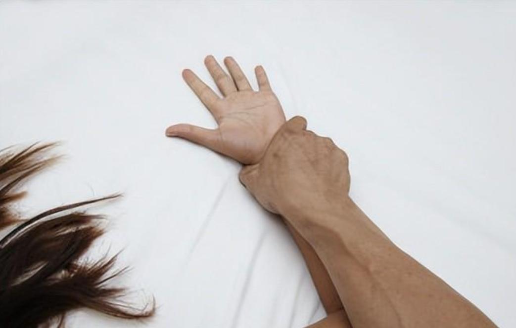 女子欠房东3000房租被曝光照片,女孩欠房租被拍