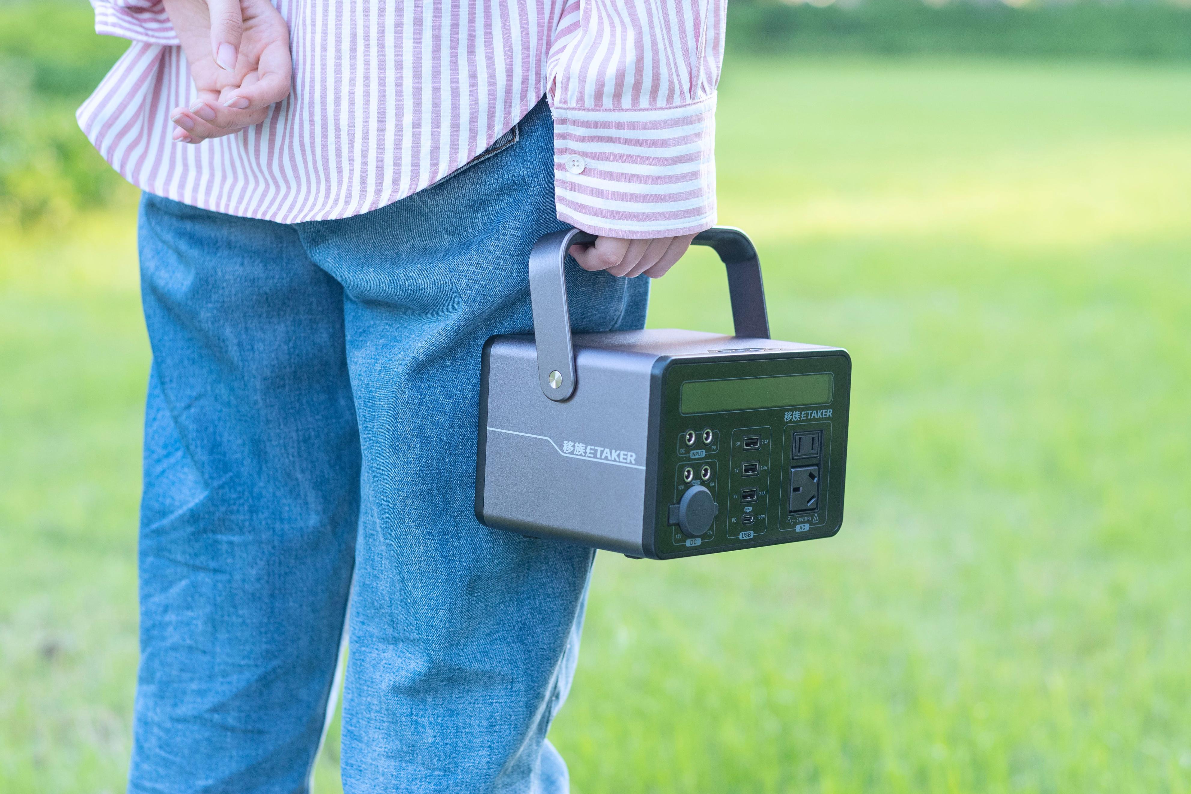 0.3度电的户外电源只有巴掌大小，350W大功率，移族P300确实香