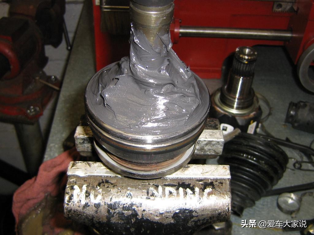 底盘后面异响嘎吱嘎吱的原因,打死方向底盘咯噔咯噔响