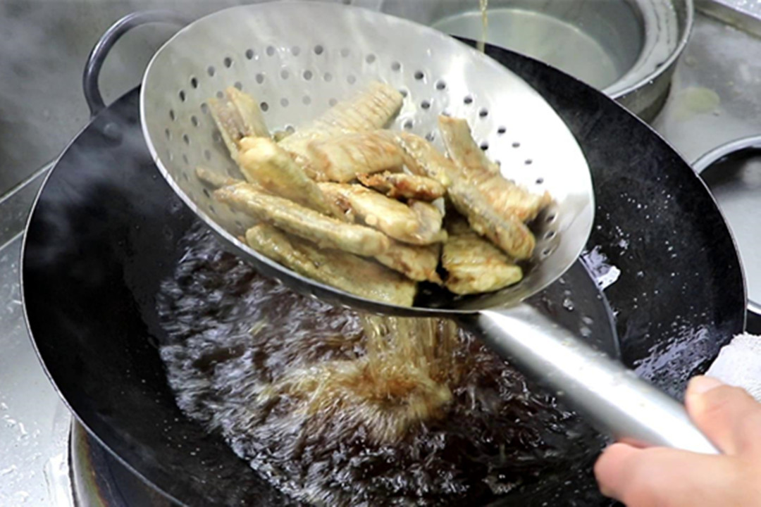 黄眼睛带鱼跟黑眼睛带鱼有啥区别,带鱼是黄眼睛好还是黑眼睛好吃