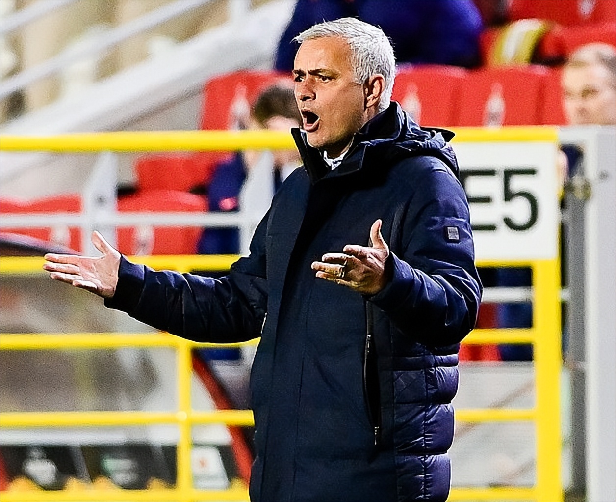 穆里尼奥炮轰裁判,穆里尼奥回应五场比赛