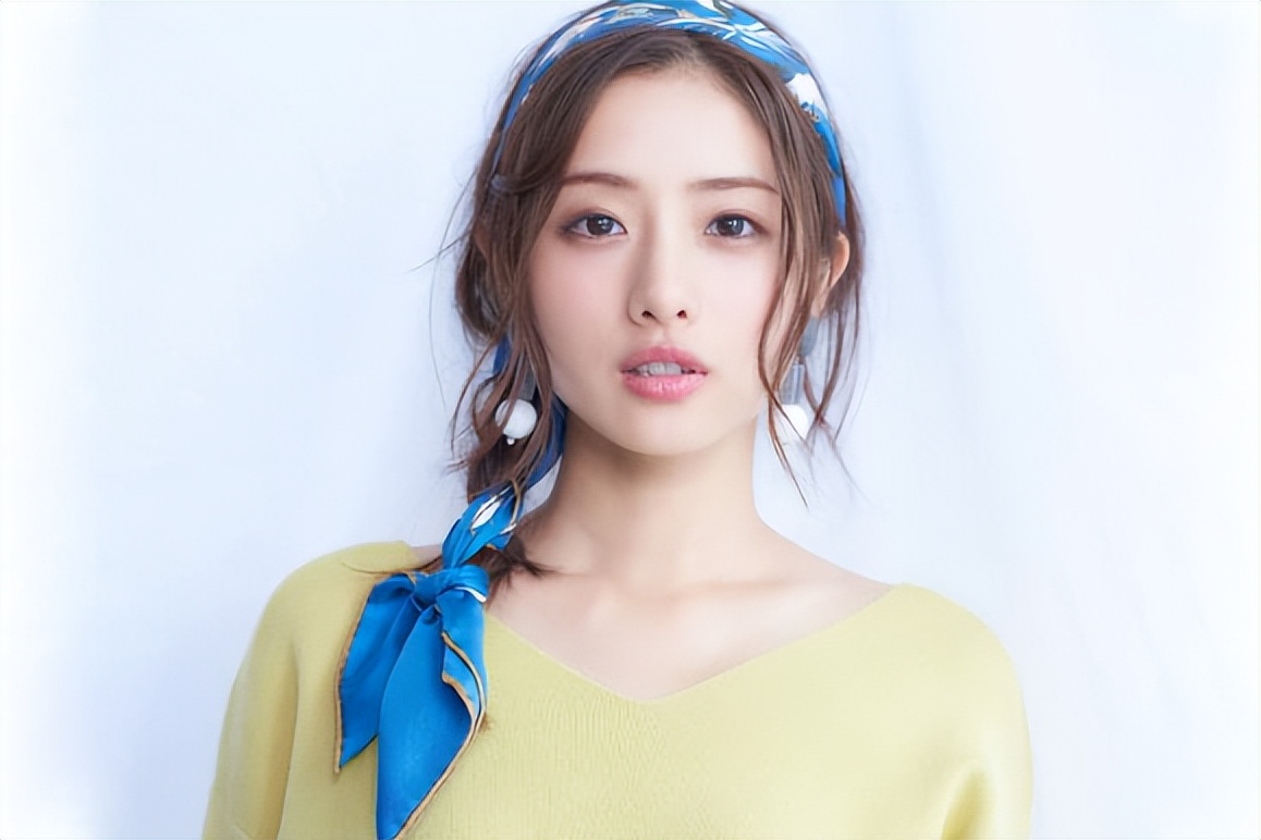 适合偏黑肤色的穿搭颜色,超级显白的穿搭颜色