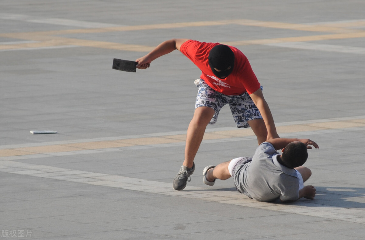 被人砍伤住院医药费谁付,被人砍伤严重医药费该谁出