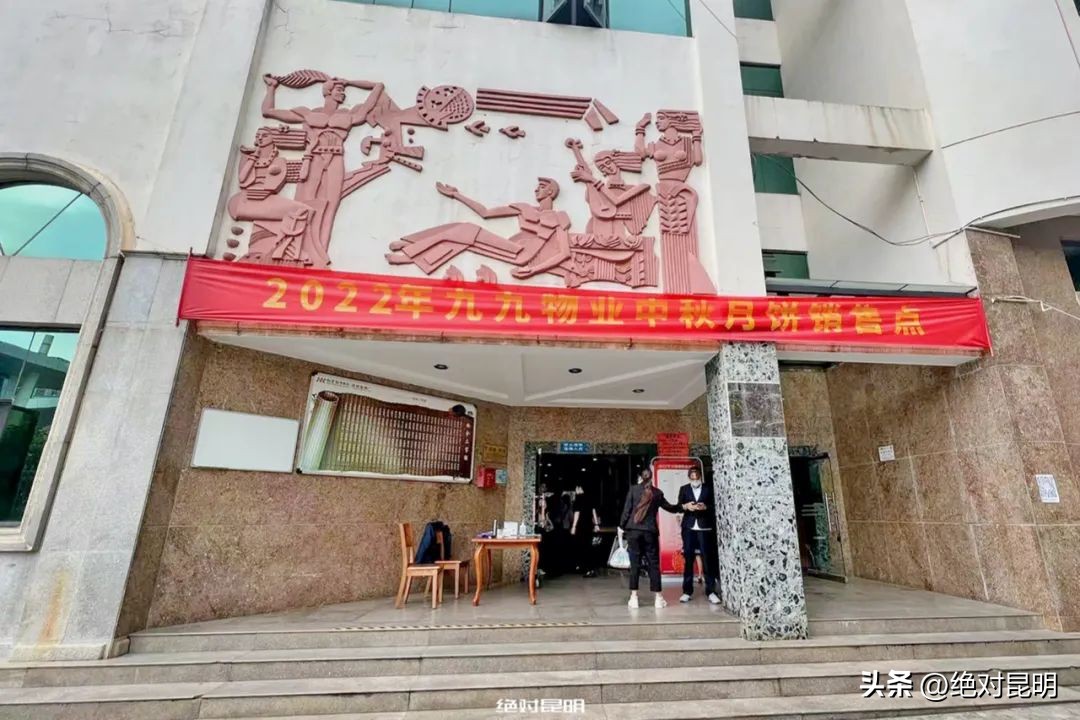 中秋节时妈妈买了许多月饼,中秋妈妈给我寄了一箱月饼