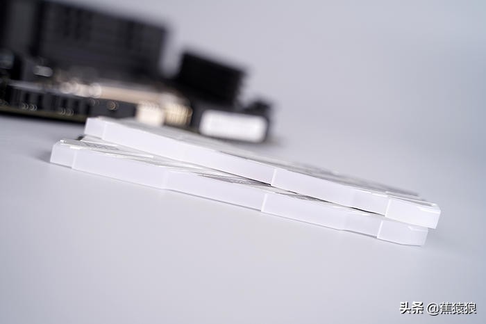 12600K+STRIXB660-I+RTX3060，AKLLAA5立式ITX机箱装机展示